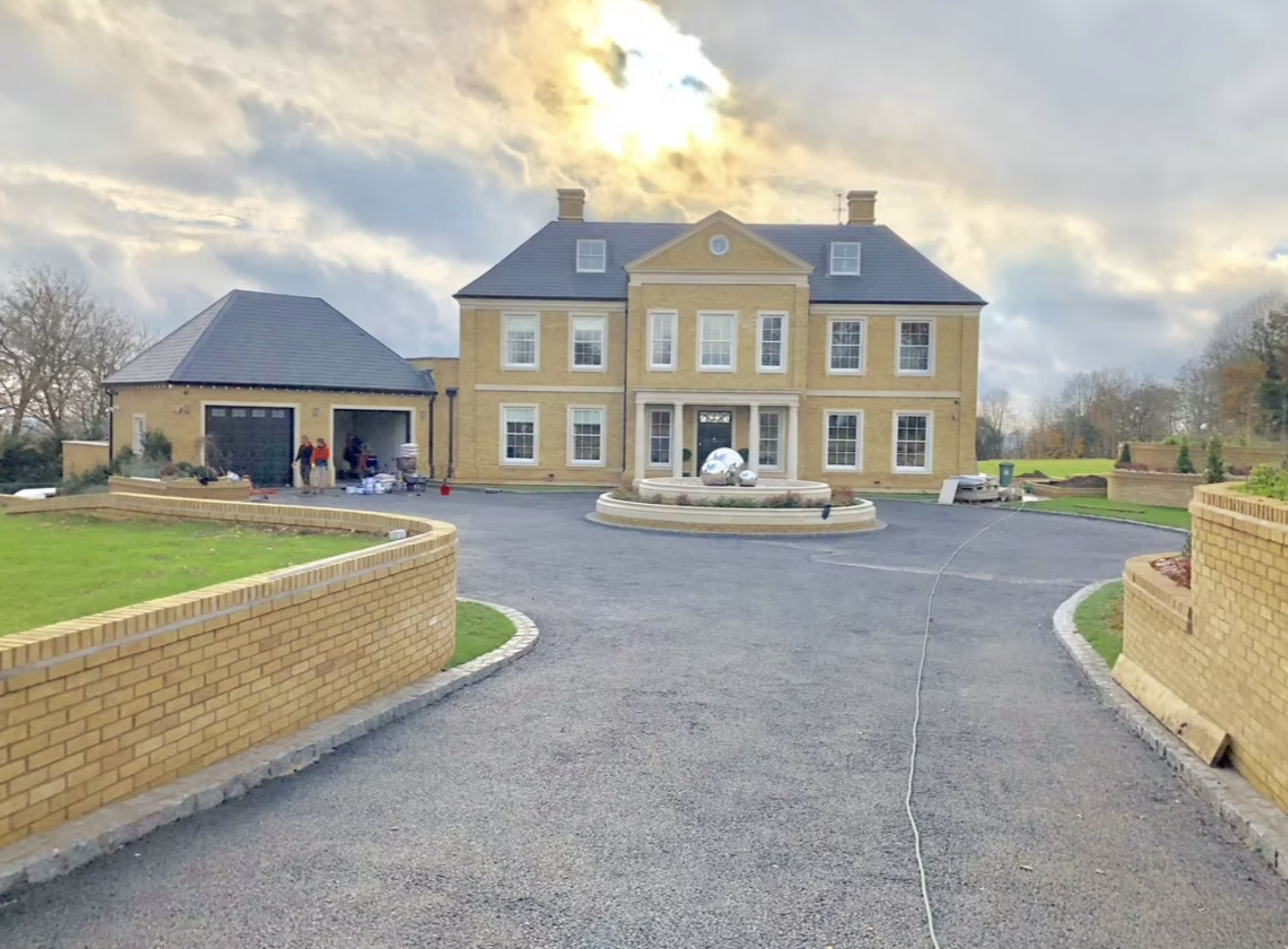 A breathtaking 1,000m² resin bound driveway and helipad installed by Varney Surfaces at a stunning Manor House in Wrotham, Sevenoaks, Kent.